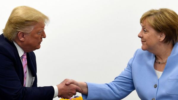 Трамп и Меркель по телефону обсудили ситуацию с коронавирусом
