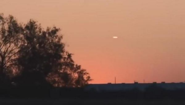 Жители Белгорода заметили в небе сигарообразный НЛО
