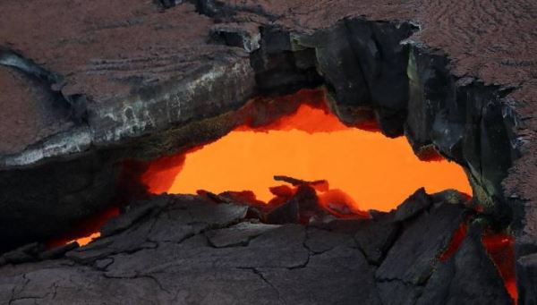 В застывшей лаве подводных вулканов нашли миллиарды бактерий